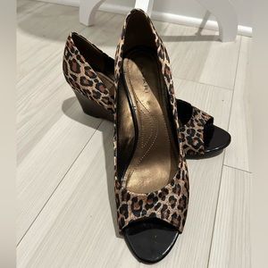 Size 8.5 Tahari peep toe leopard print pumps